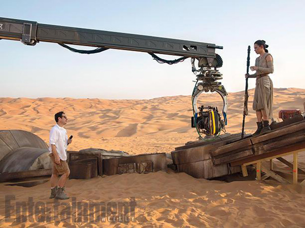 Star-Wars-The-Force-Awakens-Daisy-Ridley-and-JJ-Abrams